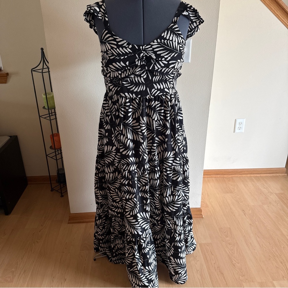 Wishing Waves Women’s Black and White Leaf-Print Maxi Dress, Size XL